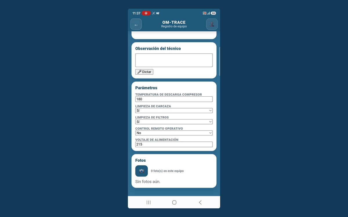 Técnico registrando un equipo desde la app móvil, en terreno